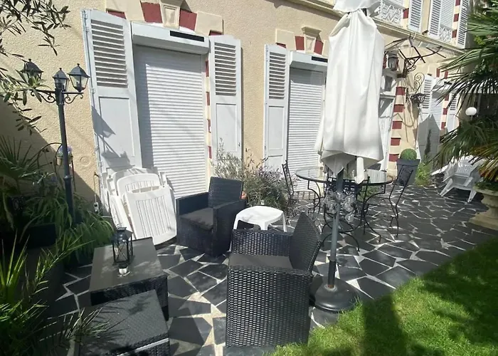 Дом отдыха Maison Spacieuse Avec Jardin A Cabourg, 250 M² Кабур