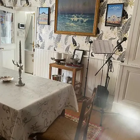 Maison Spacieuse Avec Jardin A Cabourg, 250 M²
