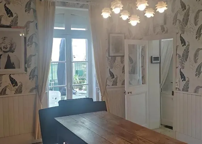 Maison Spacieuse Avec Jardin A Cabourg, 250 M² בית נופש *