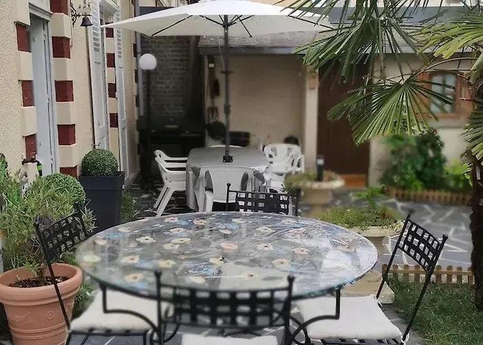Maison Spacieuse Avec Jardin A Cabourg, 250 M² בית נופש *