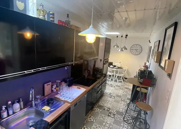 Maison Spacieuse Avec Jardin A Cabourg, 250 M² בית נופש *