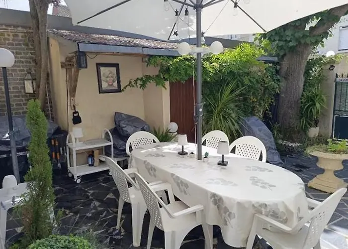 Maison Spacieuse Avec Jardin A Cabourg, 250 M² *